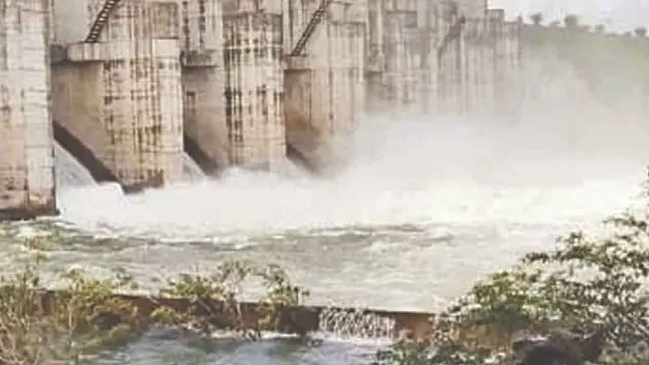 දිවයින පුරා ප්රධාන සහ මධ්ය පරිමාණ ජලාශ 30ක් වාන් දමයි - අවධානයෙන් සිටින්නැයි දැනුම්දීමක්